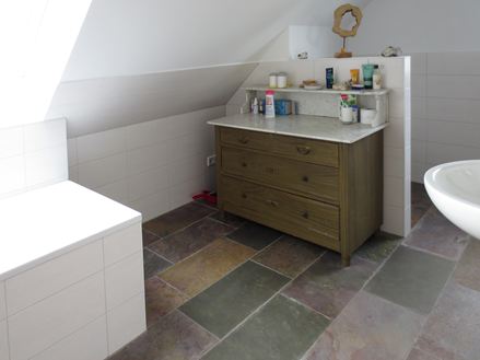 Farbenfroher Schiefer im Bad ergänzt sich wunderbar mir weißem Interieur