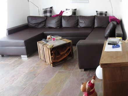 Einladend, stylish, gemütlich: der Wohnbereich mit Schieferfliesen Peacock