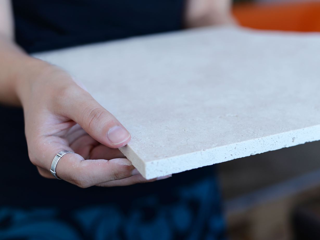 Travertinfliese mit gesägter Kante