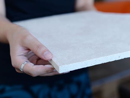 Travertinfliese mit gesägter Kante