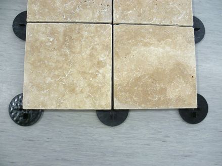 Mehrere Steinplatten auf Stelzverlegung