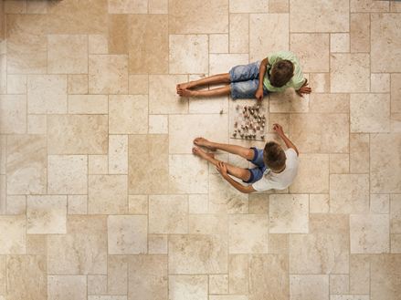 Travertin Light im römischen Verband mit spielenden Kindern