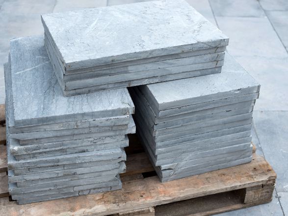 Mehrere Blausteinplatten auf einer Palette