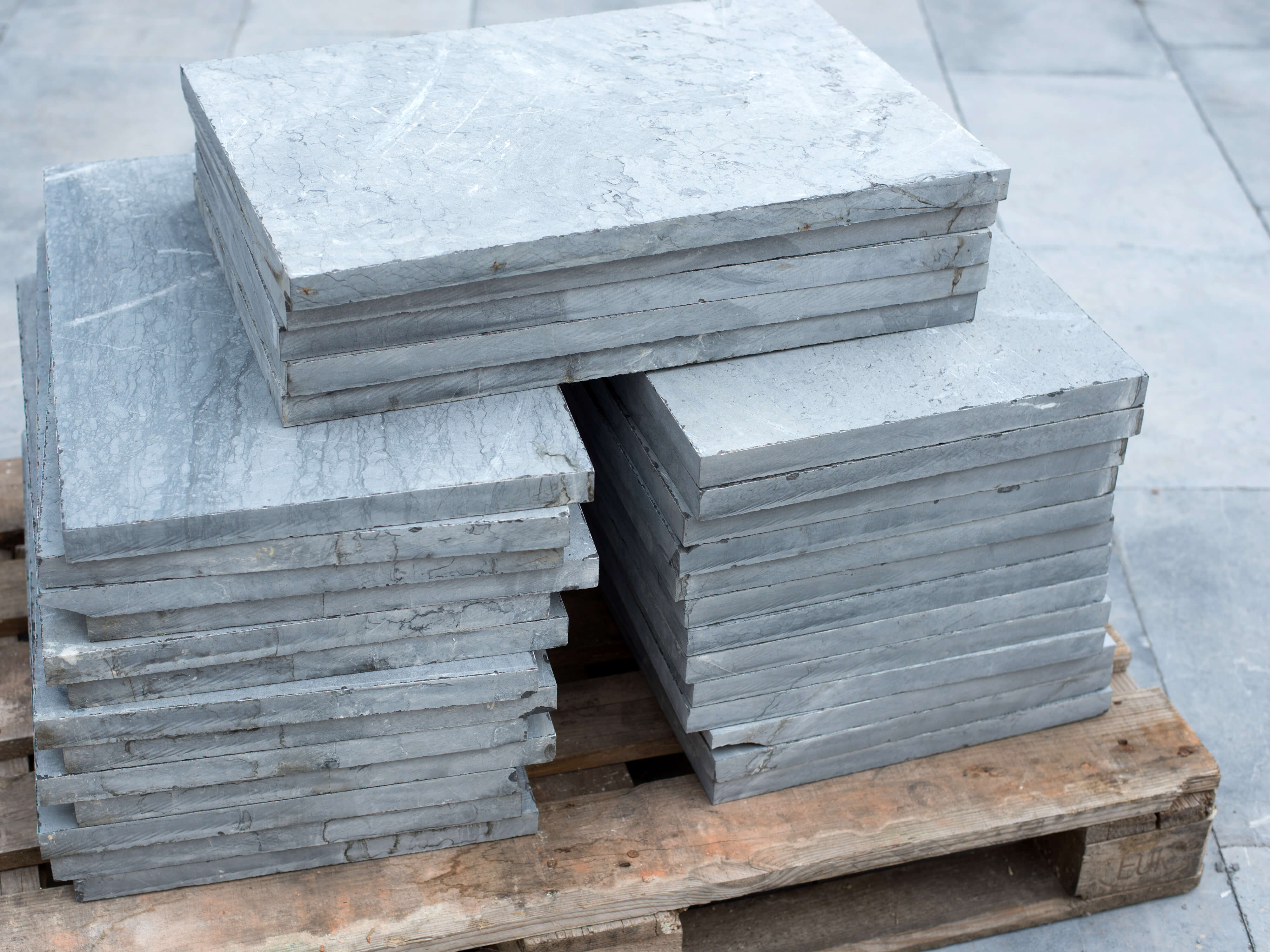 Mehrere Blausteinplatten auf einer Palette