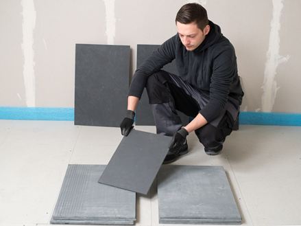 Fliesenleger sortiert vor der Verlegung Schieferfliesen