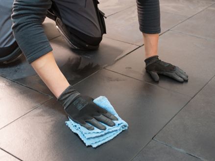 Überschüssiges Imprägniermittel wird mit einem Tuch abgewischt