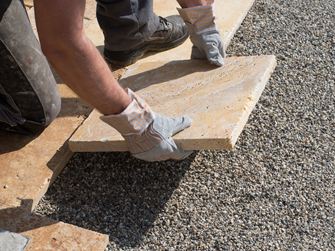 Verlegung von Terrassenplatten aus Naturstein im Splittbett