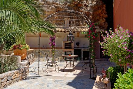 Perfekt abgestimmt: Filigrane Eisenmöbel fügen sich in eine mediterrane Umgebung ein.