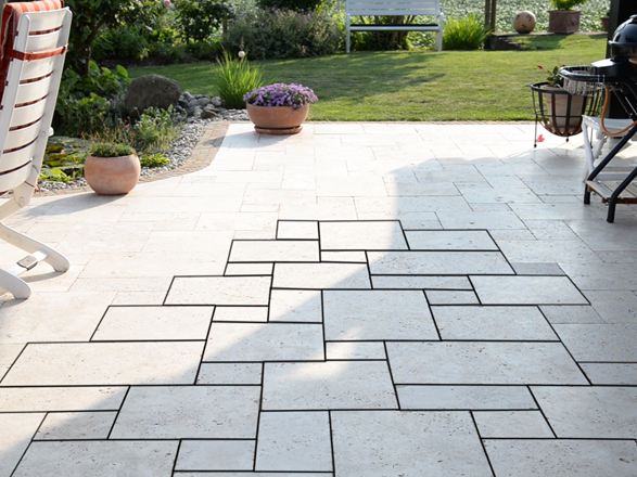 Das Verlegemuster Römischer Verband auf einer Terrasse eingezeichnet