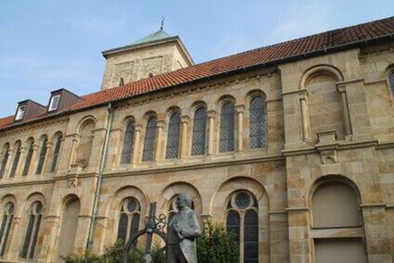 Windthorstdenkmal am Dom mit Natursteinfassade