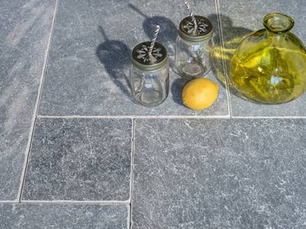 Flasche und Gläser auf Marmor Afyon Grey