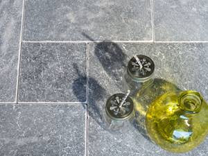 Stilvolles & lässiges Ambiente mit Marmor Vase und Gläser stehen auf grauen Marmorplatten im Römischen Verband