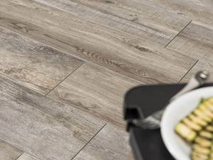 Für den perfekten Holz-Look: Holzmaserungen Verlegte Platten in Holzoptik mit Tisch und Essen in der Ecke