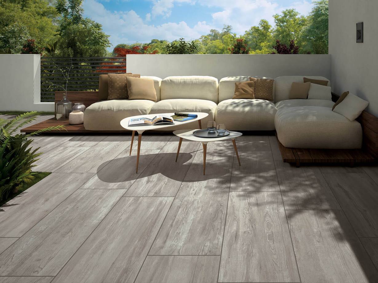 Der perfekte Ort zum Ausruhen: Holzoptik-Terrasse Moderne Terrasse mit angrenzendem Garten Terrassenplatten in Holzoptik