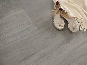 Natürliches Flair im authentischen Holzlook Sommerschuhe und Decke in Beige auf Platten Nordic Oak