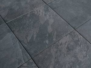 Für Terrasse, Gartenwege und Pool geeignet Nahaufnahme dunkle Schieferoptikplatten Alpine Black