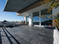 Die naturgespaltene Schieferplatte Black Rustic verleiht der Dachterrasse rustikale Eleganz Dachterrasse mit Schieferplatten Black Rustic
