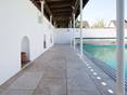Mediterran & modern zugleich Weg am Pool mit modernen Travertin Platten