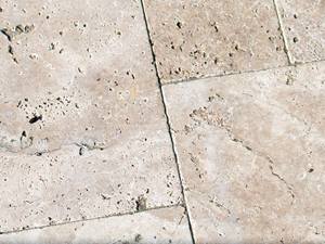 Farbspiel in beigen Tönen: Travertin Medium Nahaufnahme von Travertinplatten in hellem Beige mit travertintypischen Poren