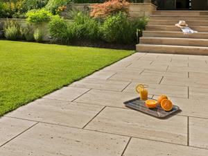 Mediterranes Feeling auf der heimischen Terrasse Travertin-Platten Natura mit Orangen und Saft