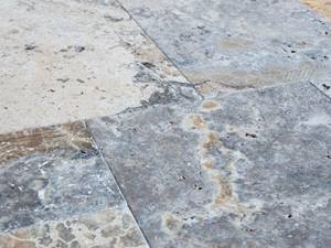 Travertin Silver ist frostfest und rutschsicher. Detailaufnahme Travertinplatte Silver in silbernen Grautönen
