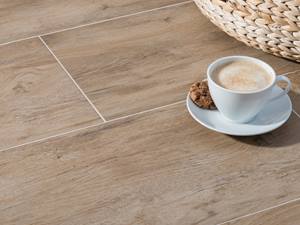 Hygge und Gemütlichkeit mit Woodline Beige Fliesen Woodline beige aus Feinsteinzeug mit authentischen Holz-Look