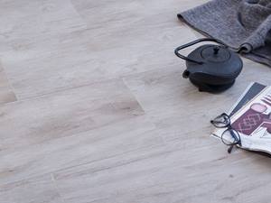 Die Fliesen überzeugen mit dezentem cleanen Look Feinsteinzeug-Fliesen Woodline Grey mit authentischer und moderner Holzoptik