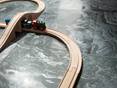 Spielzeugeisenbahn auf verlegter Quarzitfliese Silver Grey