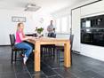 Naturschiefer: schön zu modernem Wohnstil Esszimmer mit Holztisch und moderner Einrichtung, Schieferfliesen als Bodenbelag