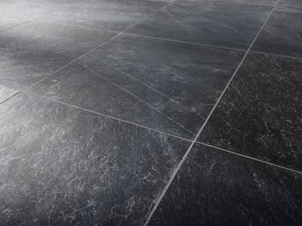 Froschperspektive auf Fliesen in Schieferoptik Black Slate