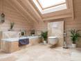 Travertin Rustic: harmonisch und unaufdringlich Badezimmer mit Travertinfliese Rustic als Boden- und Wandverkleidung